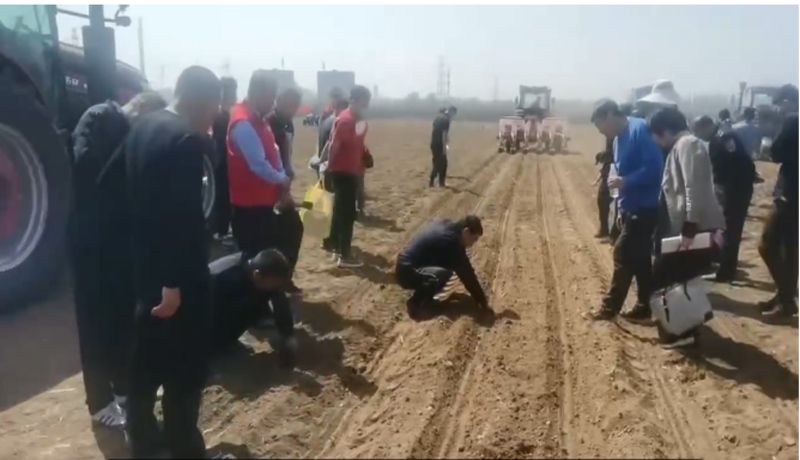 我廠高性能玉米播種機在濟南作業(yè)演示現(xiàn)場獲一致好評